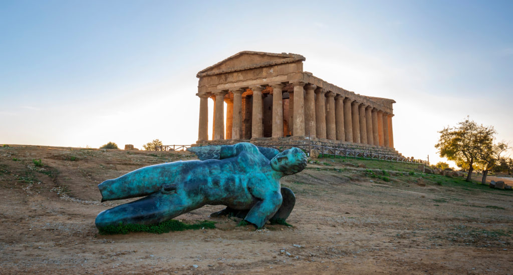 Temple of Concordia og statuen av Fallne Ikaros, i Tempeldalen, Agrigento, Sicilia, Italia.